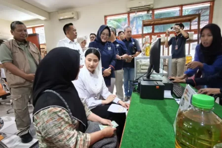 Wamendag Tinjau Operasi Pasar di Kantor Pos Ngawi, Pastikan Harga Stabil Saat Ramadhan Foto BeritaJatim.com