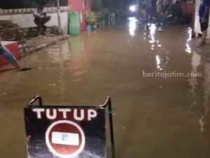 Wilayah Perkotaan Pamekasan Mulai Tergenang Banjir Foto BeritaJatim.com