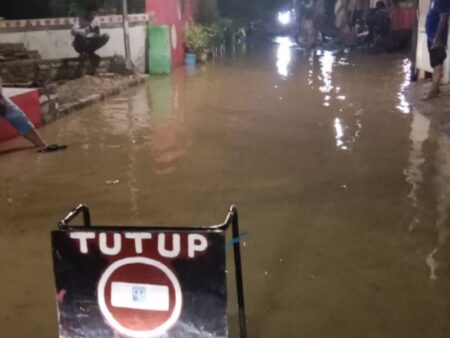 Wilayah Perkotaan Pamekasan Mulai Tergenang Banjir Foto BeritaJatim.com