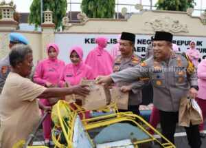 Ramadan, Kapolres Pamekasan Bagikan Paket Takjil Bagi Masyarakat Foto BeritaJatim.com