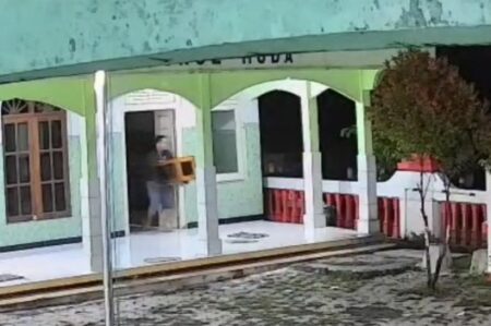 Detik-Detik Rekaman CCTV Maling Gondol Kotak Amal di Mushola Pesu Magetan Foto BeritaJatim.com