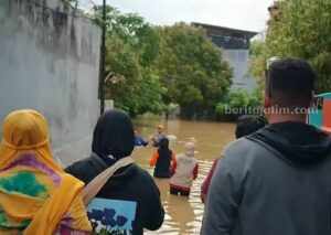 Tim BPBD dan Relawan Sigap Evakuasi Warga Terdampak Banjir di Pamekasan Foto BeritaJatim.com