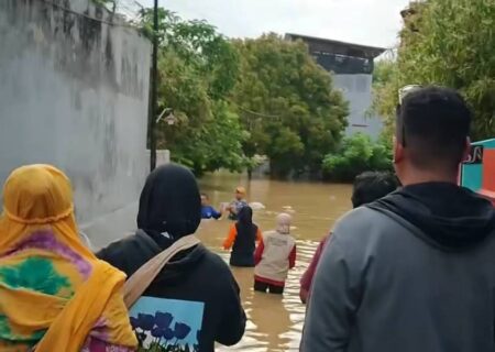 Tim BPBD dan Relawan Sigap Evakuasi Warga Terdampak Banjir di Pamekasan Foto BeritaJatim.com
