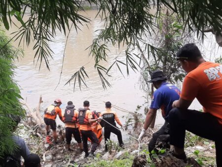 Mayat Wanita di Sungai Jagir Surabaya Diduga Meninggal Sejak 2 Hari Lalu Foto BeritaJatim.com