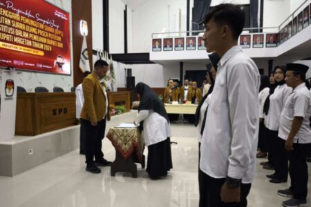 Pelantikan 28 KPPS untuk PSU Pilkada Magetan 2025, KPU Jatim Pastikan Pendampingan Penuh Foto BeritaJatim.com
