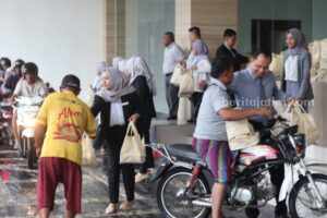Cara Azana Style Hotel Madura Berbagi dalam Momentum Ramadan Foto BeritaJatim.com