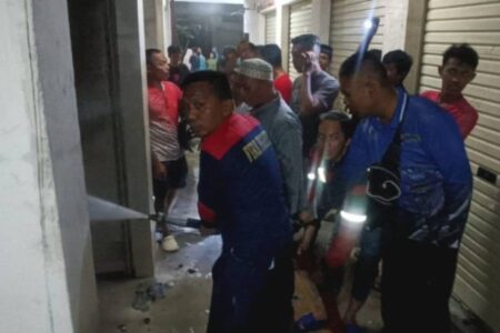 Sebuah Kios Pasar Kolpajung Pamekasan Terbakar Foto BeritaJatim.com