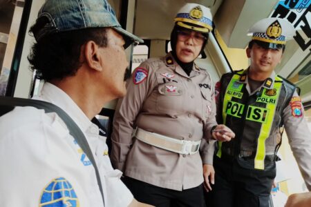 Pastikan Keselamatan Pemudik 2025, Polda Jatim Periksa Bus di Terminal Purabaya Foto BeritaJatim.com