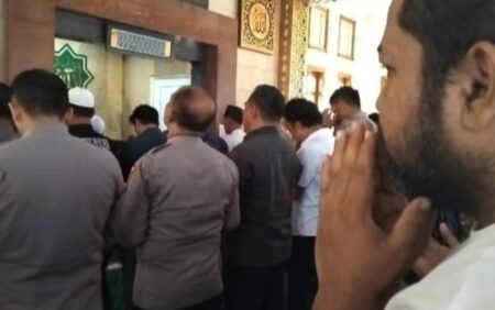 Solidaritas, Polres Pamekasan Shalat Gaib untuk 3 Personel Polda Lampung Foto BeritaJatim.com