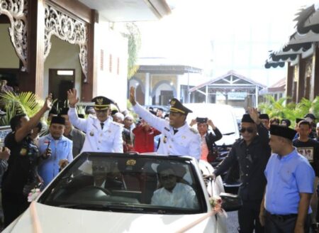 Bupati dan Wakil Bupati Pamekasan Diantar Pendukung Menuju Pendopo Ronggosukowati Foto BeritaJatim.com
