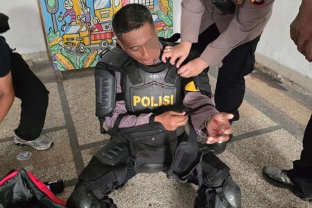15 Anggota Polisi Terluka saat Demo Penolakan UU TNI di Surabaya Foto BeritaJatim.com