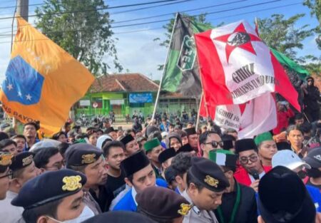 Mahasiswa Kepung Gedung DPRD Pamekasan, Tolak Pengesahan Revisi Undang-Undang TNI Foto BeritaJatim.com