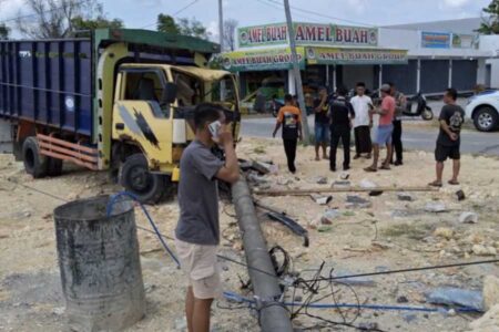Truk Angkut Buruh Kayu Tabrak Tiang Listrik di Ngawi, 4 Orang Luka Foto BeritaJatim.com