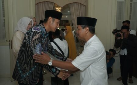 Open House Lebaran, Bupati Tuban Undang Masyarakat Silaturahmi di Pendapa Kridha Manunggal Foto BeritaJatim.com