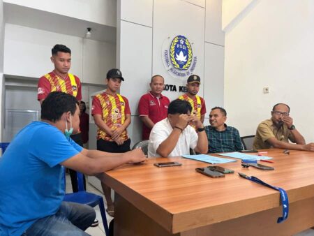 Tanda Tangan Kontrak dengan Inter Kediri, Budiardjo Thalib Menangis Haru Foto BeritaJatim.com