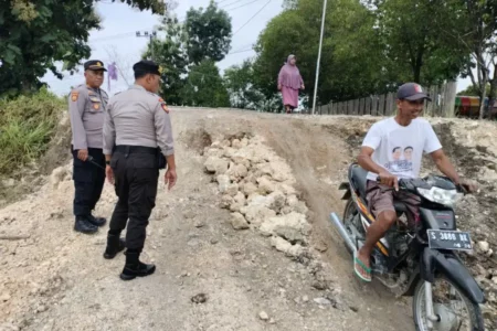 Jalan Poros Desa Bubulan Bojonegoro Longsor, Akses Mobil Terputus Foto BeritaJatim.com