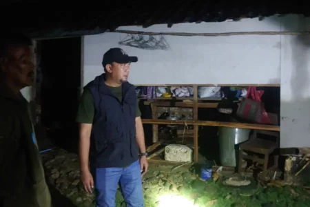 Banjir Bandang di Gondang Bojonegoro: Satu Rumah Hanyut, Jembatan Ambrol, dan Akses Jalan Terputus Foto BeritaJatim.com
