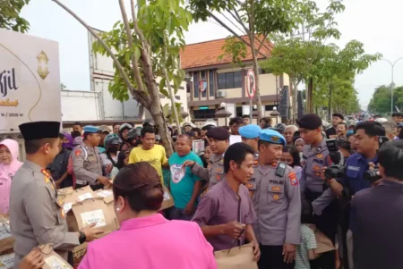 Bagikan 300 Takjil, Polres Bojonegoro Bangun Citra Baik di Masyarakat Foto BeritaJatim.com
