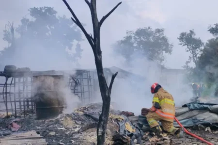 Penyulingan Minyak Tradisional di Wonocolo Bojonegoro Terbakar Foto BeritaJatim.com