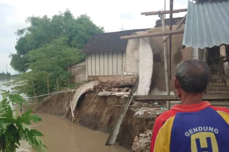 Longsor di Desa Sarirejo Bojonegoro Terus Bertambah, Dua Rumah Tergerus Foto BeritaJatim.com