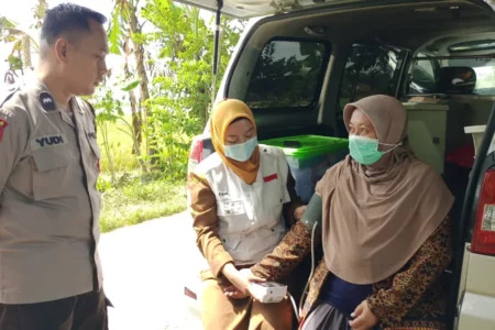 Warga Terdampak Banjir di Karangdinoyo Bojonegoro Dicek Kesehatan Foto BeritaJatim.com