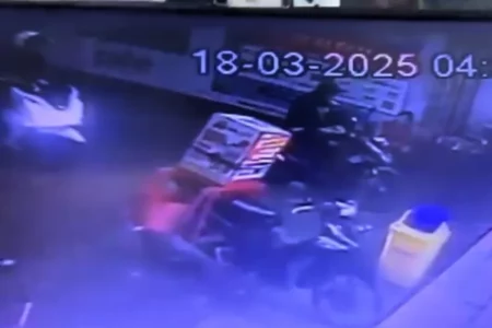 Aksi Pencurian Sepeda Motor Jelang Idul Fitri di Bojonegoro Terekam CCTV Foto BeritaJatim.com
