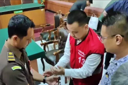 Sidang, Guru SMA Gloria 2 Surabaya Bongkar Kesombongan Ivan Sugiamto Foto BeritaJatim.com
