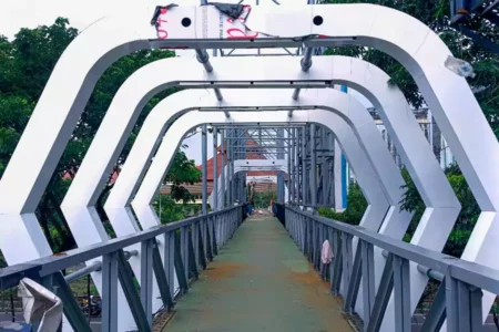 Pemkot Surabaya Sulap JPO UINSA-Ubhara Jadi Ikon Estetik Foto BeritaJatim.com