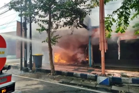 Warung Ayam Geprek Giri Banyuwangi Terbakar, 3 Orang Luka Foto BeritaJatim.com
