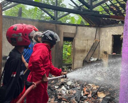 Lupa Matikan Kompor saat Sahur, Rumah Warga Pacitan Hangus Terbakar Foto BeritaJatim.com