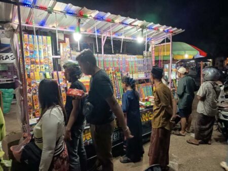 Pedagang Kembang Api di Ponorogo Raup Untung di Malam Takbiran Idulfitri 1446 H Foto BeritaJatim.com