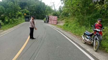 Truk Tronton Rem Blong di Pacitan, Sopir Luka Ringan Foto BeritaJatim.com