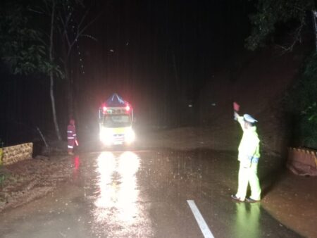 Jalur Pacitan-Ponorogo di Gedangan Kembali Longsor, Pengguna Jalan Diminta Waspada Foto BeritaJatim.com