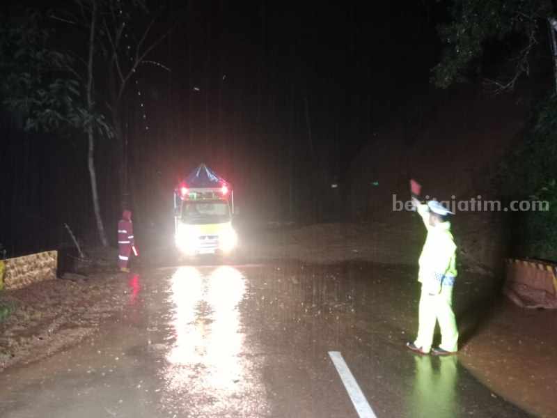 Jalur Pacitan-Ponorogo di Gedangan Kembali Longsor, Pengguna Jalan Diminta Waspada Foto BeritaJatim.com