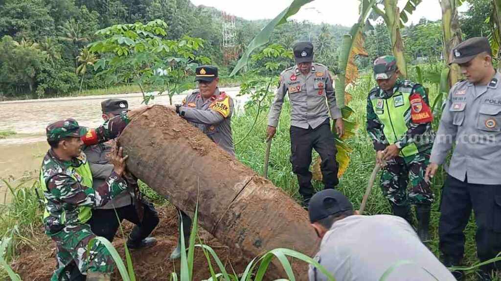 Polsek Arjosari Pacitan Bongkar Mercon Pendem di Sungai Grindulu Foto BeritaJatim.com