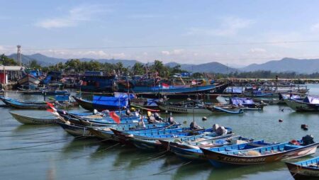 Cuaca Buruk Landa Laut Selatan Jawa, Ombak hingga 4 Meter Foto BeritaJatim.com