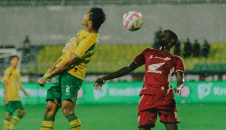 Persebaya Ditahan PSM 0-0 pada Babak Pertama, Peluang Emas Bruno Moreira Gagal Jadi Gol Foto BeritaJatim.com