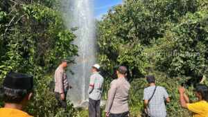 Sumur Bor di Pasongsongan Sumenep Semburkan Air 15 Meter dan Berbau Gas Foto BeritaJatim.com