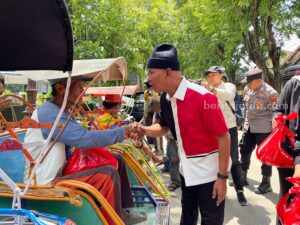 Salurkan Zakat ke Ribuan Tukang Becak, Said Abdullah: Ini Tak Terkait dengan Politik Foto BeritaJatim.com