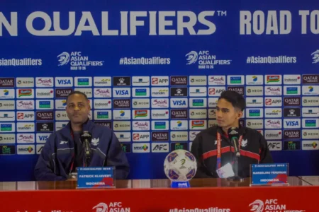 Patrick Kluivert dan Marselino Ferdinan Optimis Timnas Indonesia Raih 3 Poin Lawan Bahrain Foto BeritaJatim.com