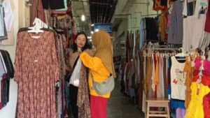 Meski Bersaing dengan Marketplace, Pasar Minulyo Pacitan Ramai Pembeli Jelang Lebaran Foto BeritaJatim.com