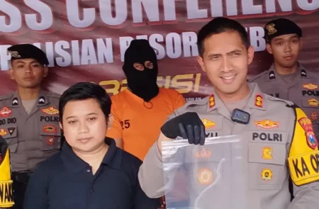 Pria yang Mengaku Aktivis LSM dan Wartawan Peras Kades di Jember Demi THR Foto BeritaJatim.com