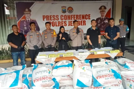 Polisi Gagalkan Perdagangan 3 Ton Pupuk Bersubsidi Lintas Kecamatan di Jember Foto BeritaJatim.com
