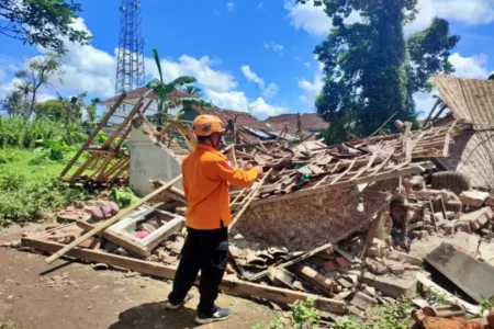 Rumah Perempuan Lansia di Jember Roboh pada Malam Takbiran Foto BeritaJatim.com