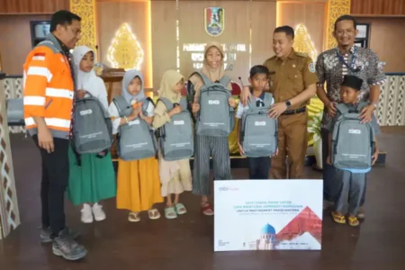 SIG Pabrik Tuban Bagikan Ribuan Paket Sembako dan Santunan Anak Yatim Foto BeritaJatim.com