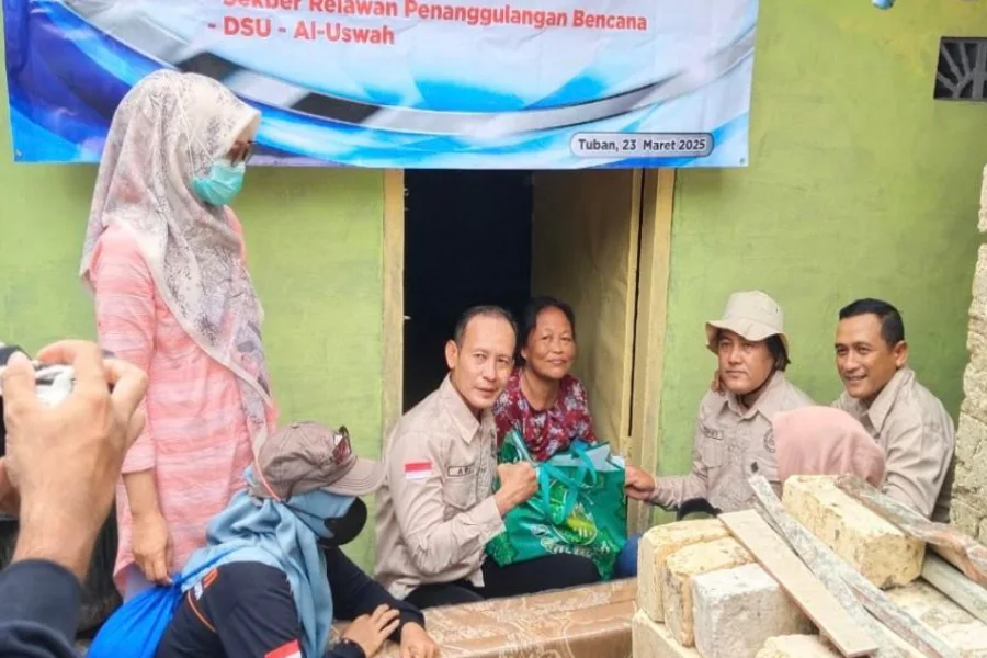 Relawan SRPB Tuban Bantu Renovasi Seorang Ibu Yang Hidup Sebatang Kara dan Keterbatasan Foto BeritaJatim.com