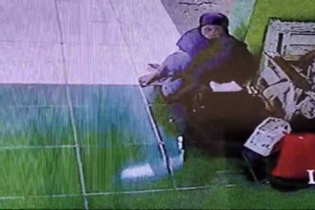 Seorang Wanita Berjilbab Terekam CCTV Mencuri di RSUD Dr. Soeroto Ngawi Foto BeritaJatim.com