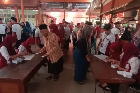 Kampung Coklat Blitar Bagi-Bagi THR ke 7.000 Jemaah Pengajian Sabtu Pagi Foto BeritaJatim.com