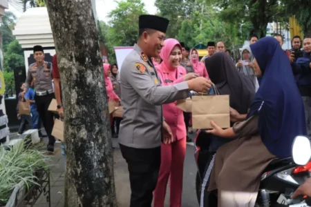 Kapolres Malang dan Jurnalis Bagikan Ratusan Paket Takjil Foto BeritaJatim.com