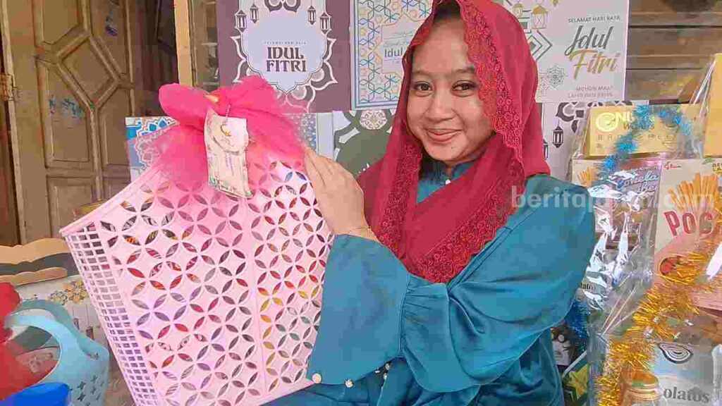 Mulai Diburu, Parsel Lebaran Kemasan Keranjang Plastik Paling Diminati di Mojokerto Foto BeritaJatim.com